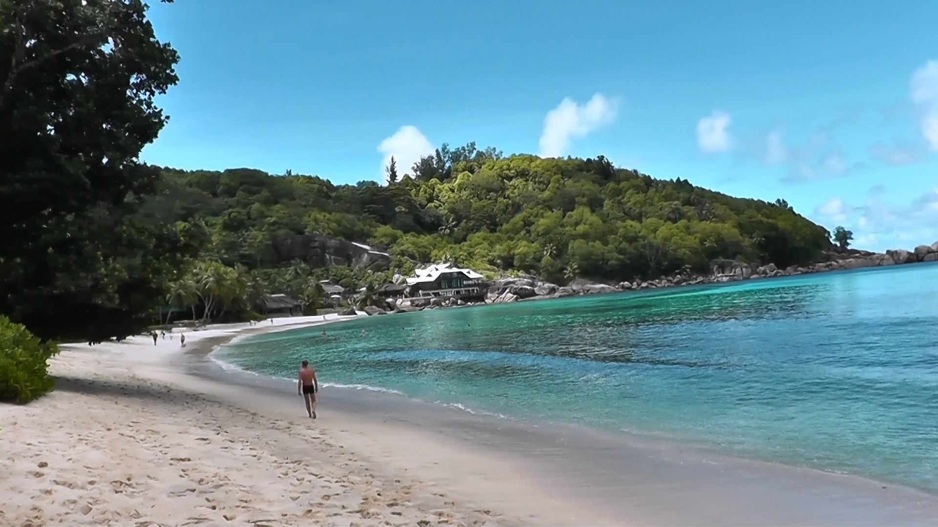 101 Anse Takamaka La plage, à gauche.jpg